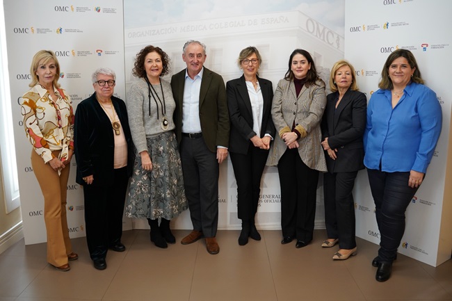 FOTO grupo @CGCOM: De izda. a dcha. (Virginia Izura, Carmen Gallardo, Mª Isabel Moya, Tomás Cobo,  Rosa Arroyo, Ofelia de Lorenzo, Mª Cruz Torres y Pilar Garzón).